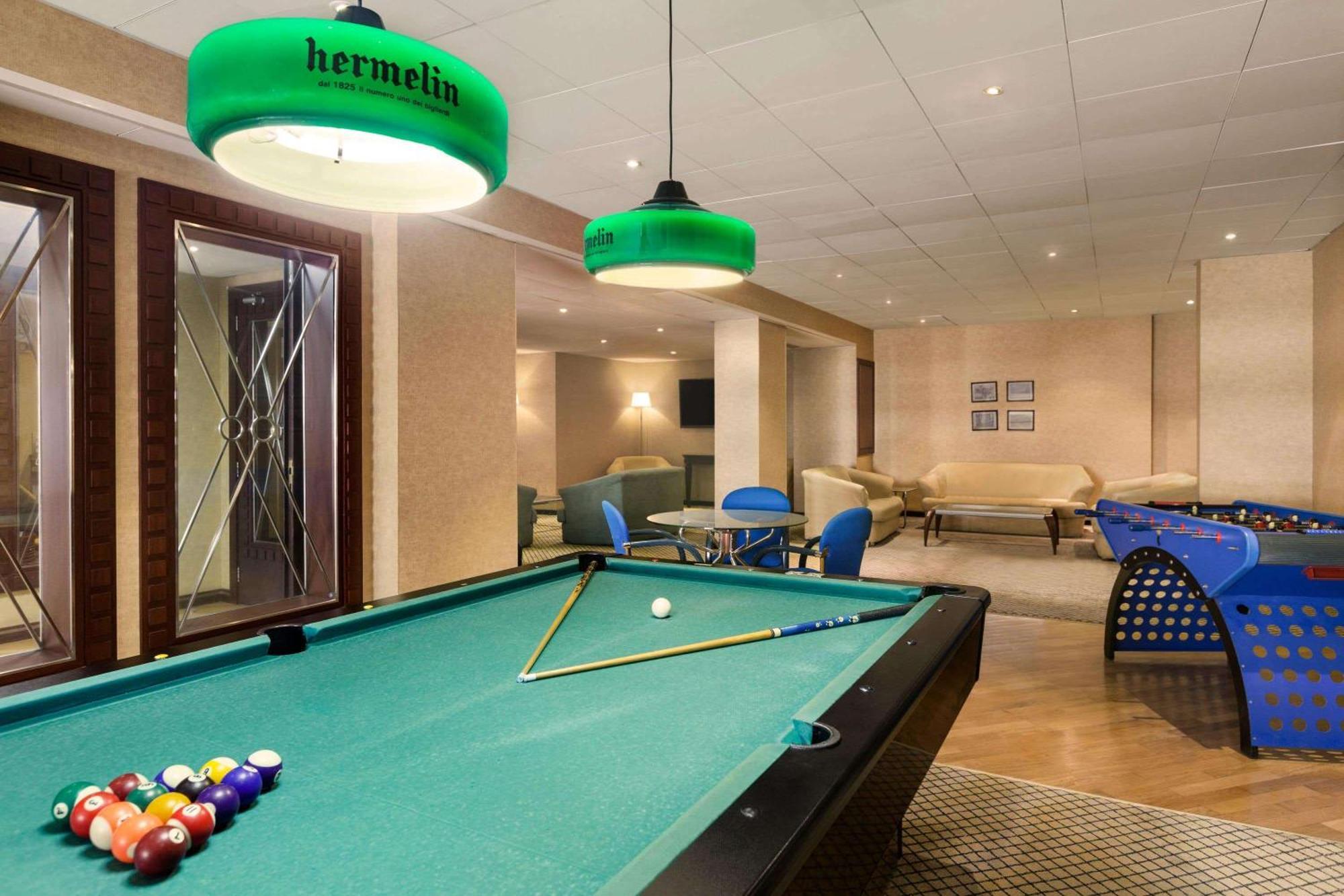 Ramada By Wyndham Continental Jeddah Hotel Exterior photo